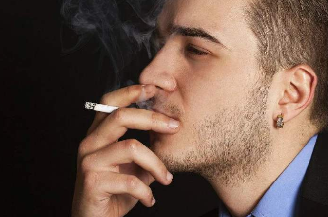 如何看待大学生抽烟的现象？