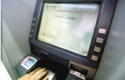 ATM机取款时倒着输入密码会报警是真的吗？