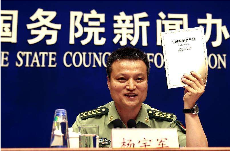 中国国防实行的是（   ）的军事战略。