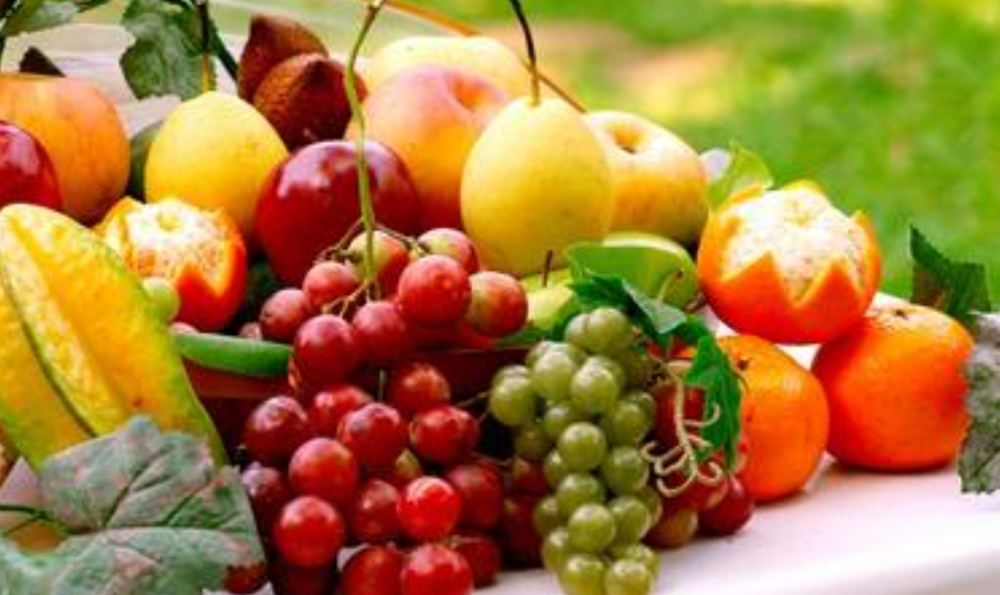 为了安全饮食，蔬菜水果要充分（）和（），要多吃（）食品，少吃（）食品