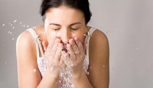 用香皂洗脸好吗？