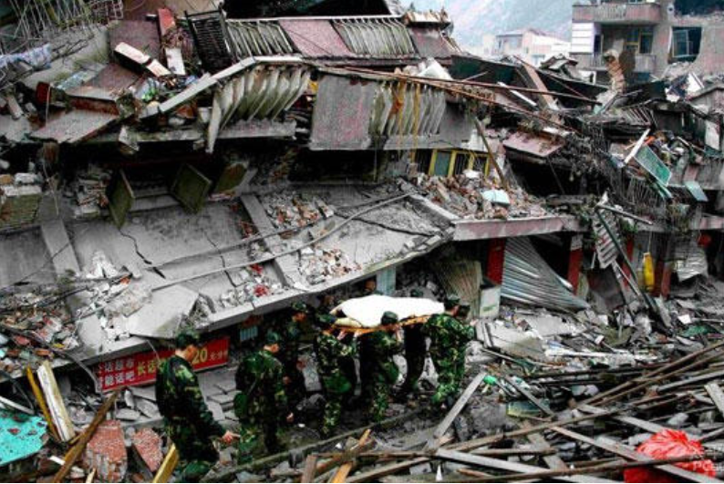 对于突发性地震，楼房高层该如何自救？逃生？