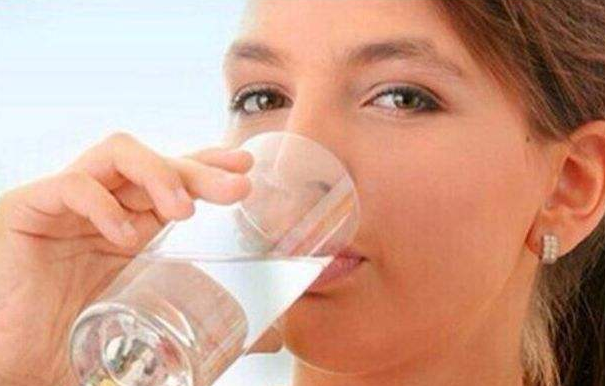 经常喝白开水会引起身体湿气大吗