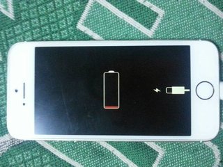 iphone 6 plus电用完关机之后充不进电,充电无限重启怎么办？
