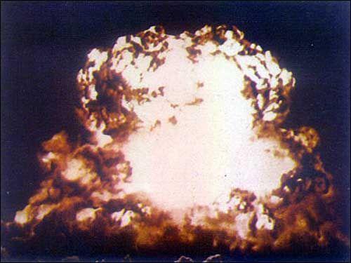 我国第一颗原子弹是在哪一年爆炸的？