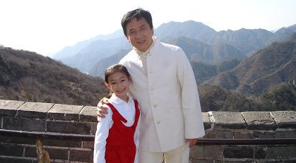 《北京欢迎你》开头唱第一句的那个小女孩是谁？