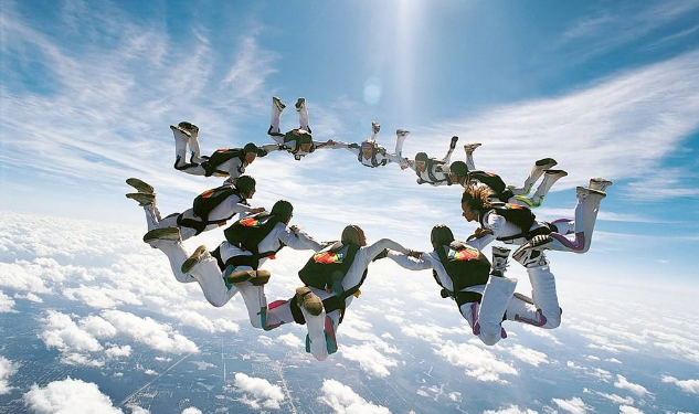 跳伞为什么都是几千米的高度？一万米的都很少。五万米的高空还能跳伞吗？