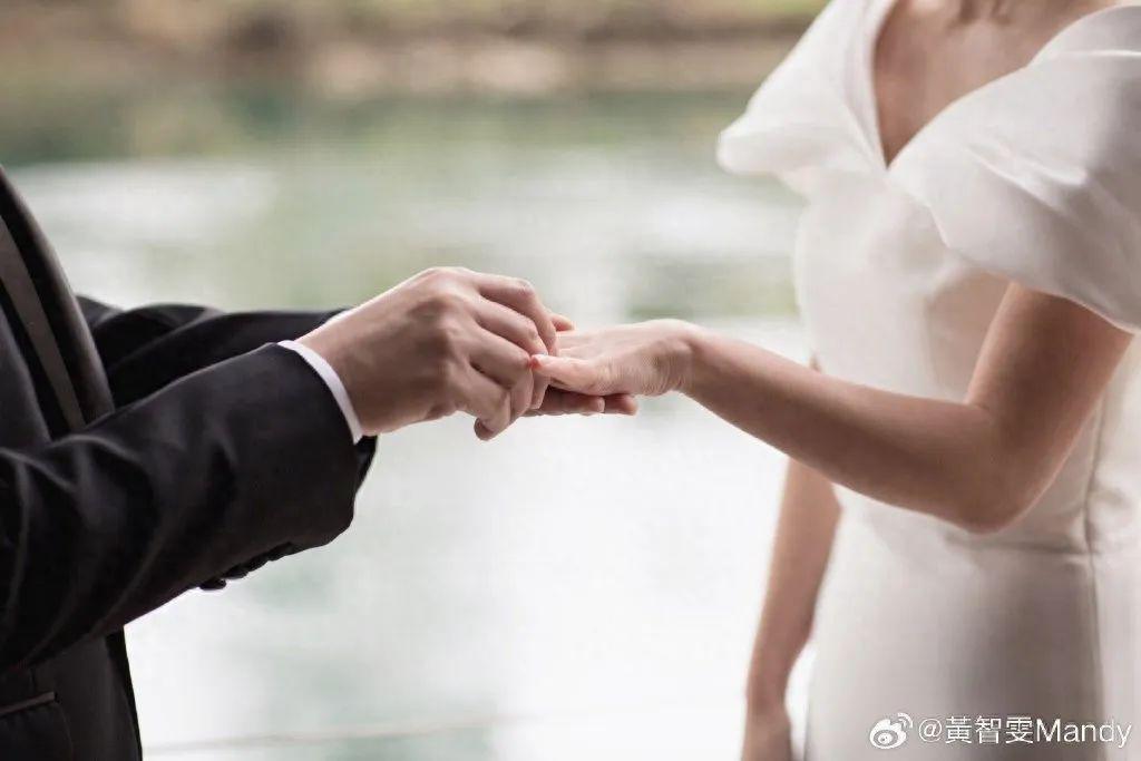 TVB当家花旦黄智雯官宣结婚啦，老公一脸宠溺地微笑望着