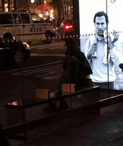 范冰冰在纽约街头被网友偷拍 敷着面膜等巴士