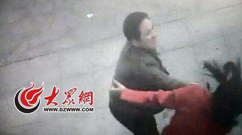 视频监控画面显示，被曝光的潍坊城管干部正击打孟女士。