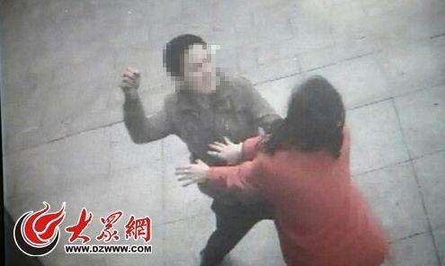 网友微博爆料中的视频监控画面记录了孟女士被打过程。