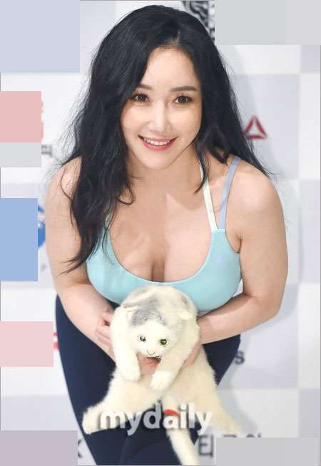 韩国女星Nancy Lang个人资料健身照 穿紧身衣俯身秀乳沟
