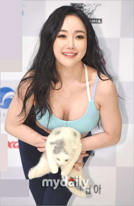 韩国女星Nancy Lang个人资料健身照 穿紧身衣俯身秀乳沟