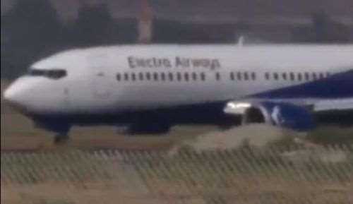 波音737起飞时爆胎